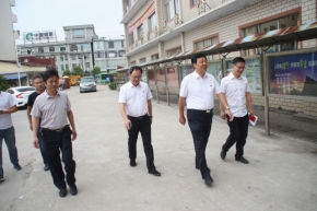 县委书记姚飞翔来到宜黄三中走访慰问